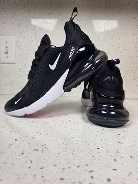 Nike Air Max 270 Black/White Sneakers 7Y/8.5W